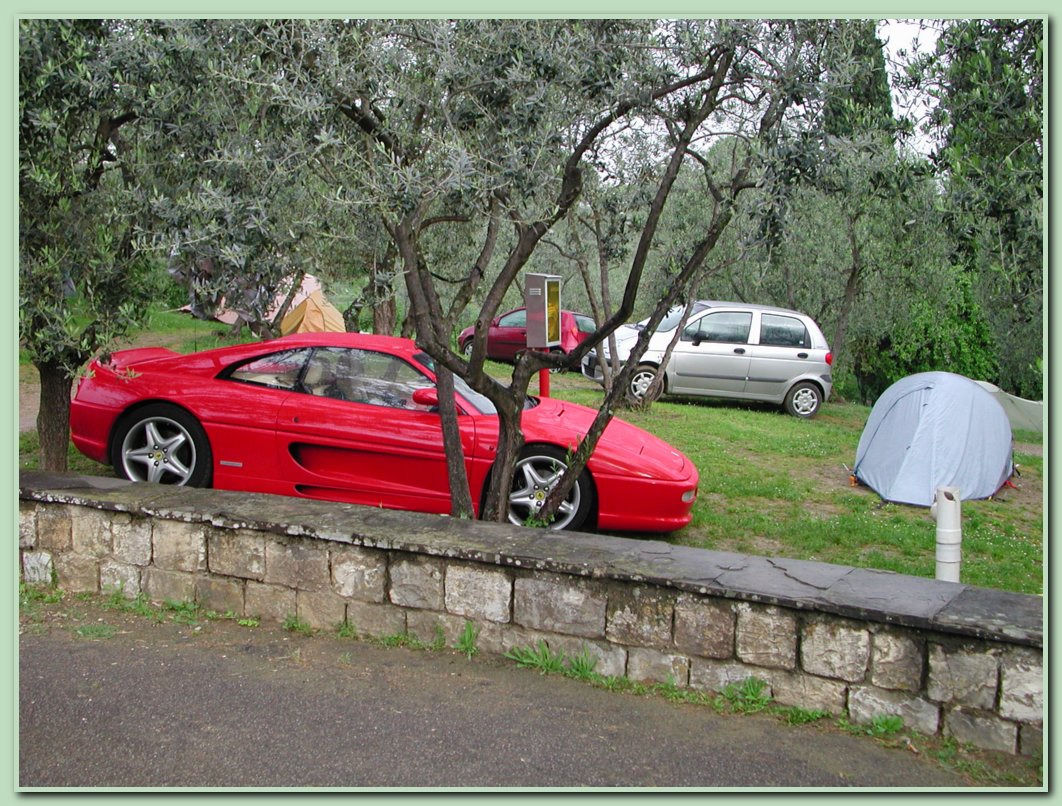 Florenz, Ferrari mit Zelt